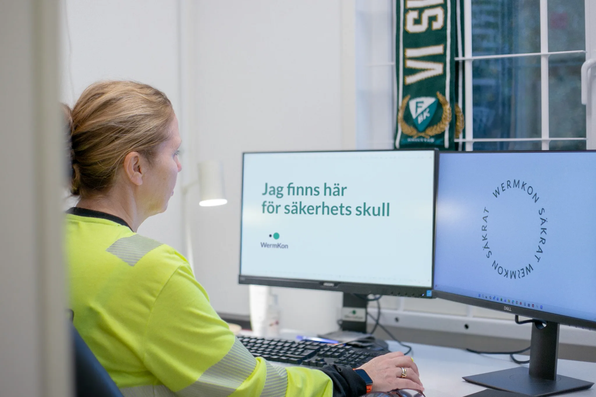 Medarbetare vid datorer på Wermkon