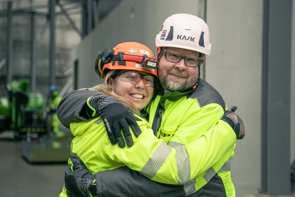 Wermkon-konsulter på site som kramas och ler.