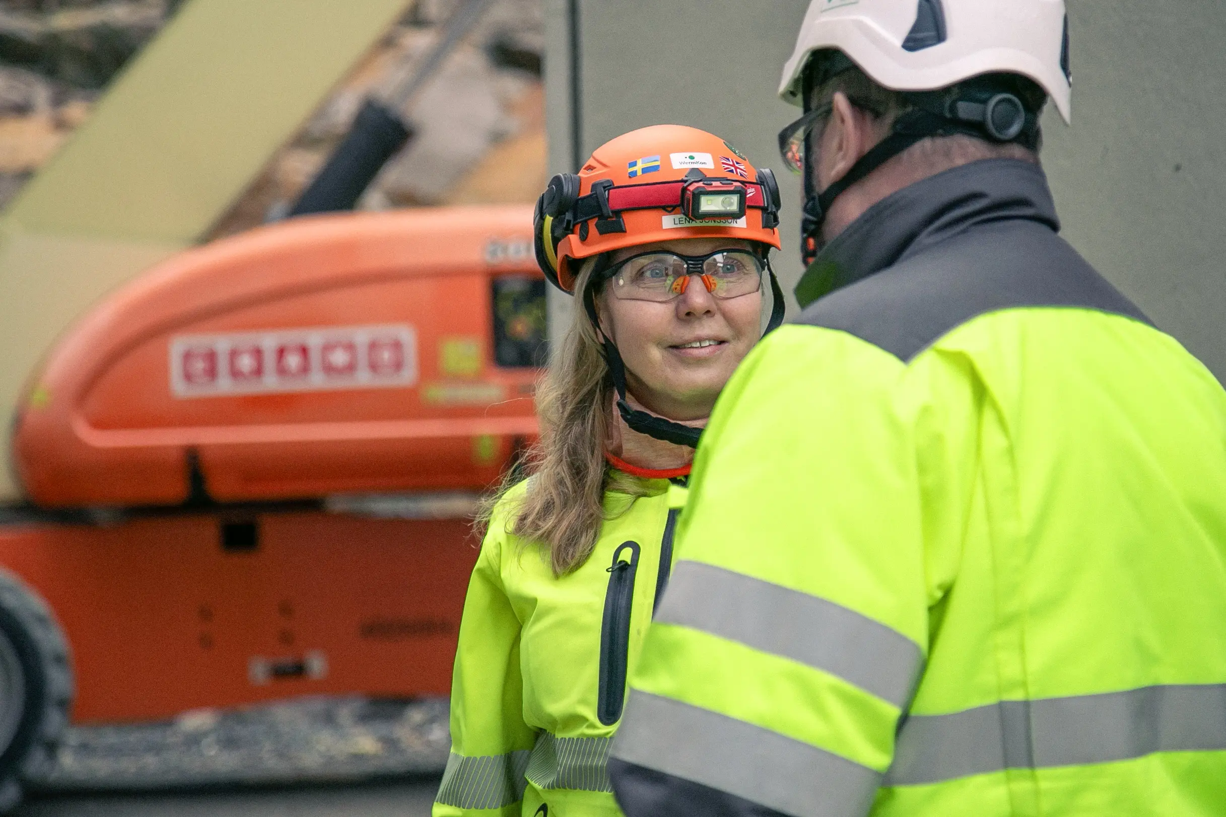 HSE-konsult i samtal med entreprenör på site.