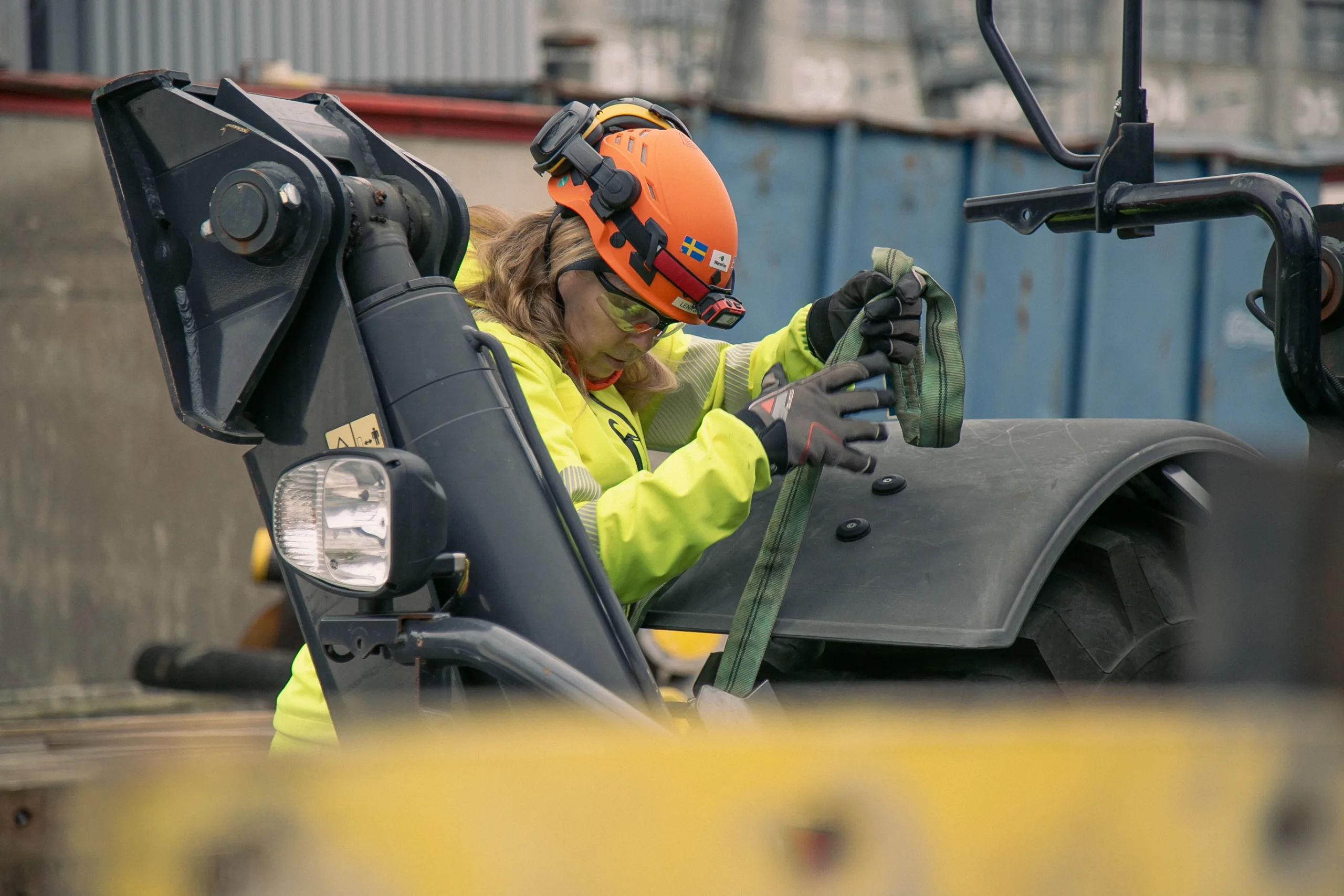 HSE-specialist på säkerhetsrond och kollar stroppar.